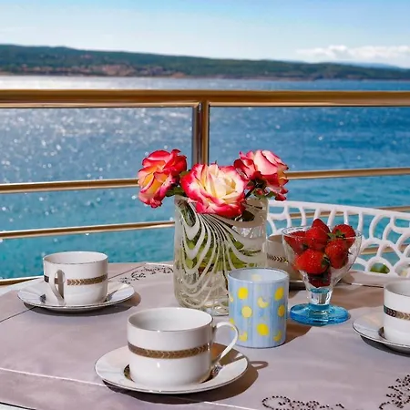 Apartment Lola Sea Front *