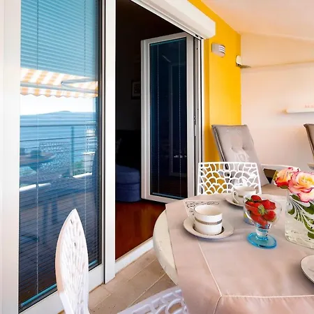 Apartment Lola Sea Front *
